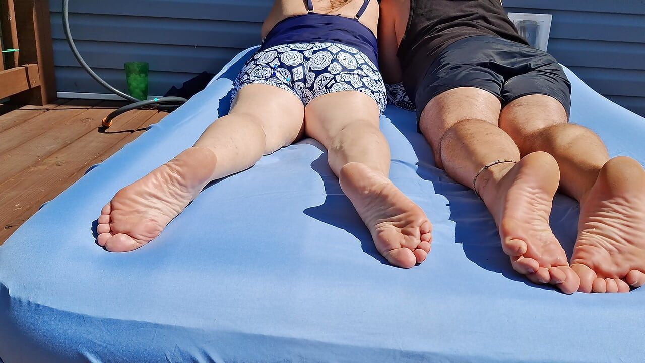 Relaxando e mostrando nossas pernas e solas fora