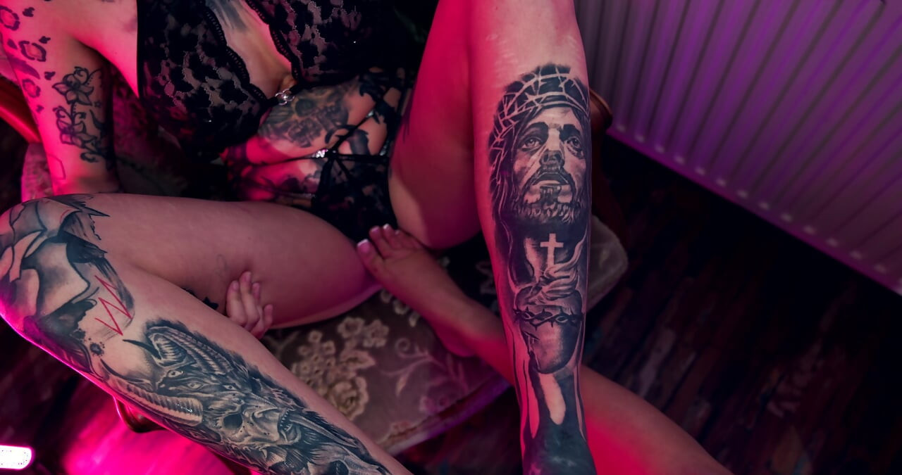 Getatoeëerde milf levert de meest perverse vette voetenbeurt ooit