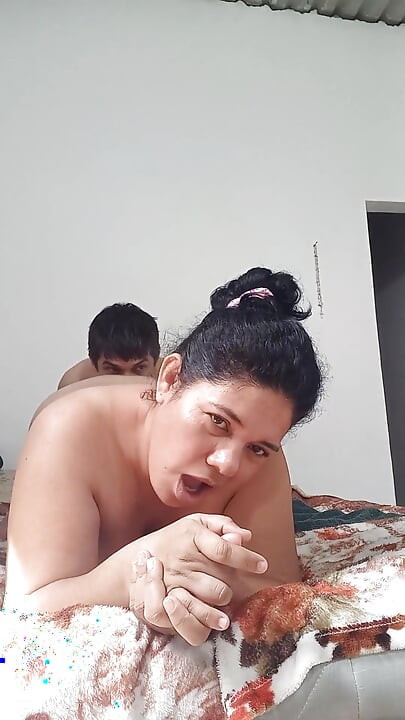 Bella ragazza succhia gola profonda