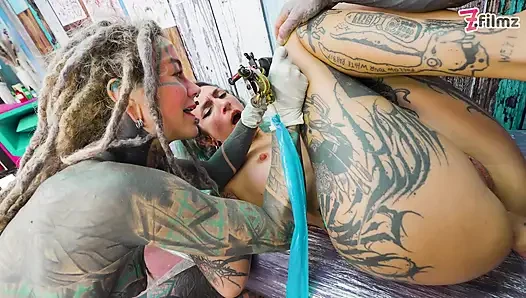 ANALER DREIER WÄHREND DER TATTOO-SESSION
