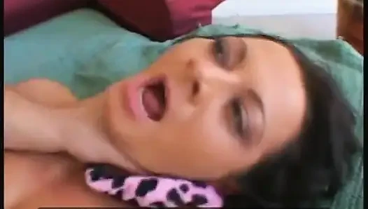Yerde Vahşi Domaltarak Sikişiyor