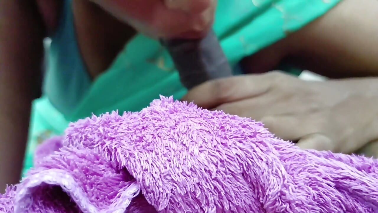 Am futut-o pe frumoasa mea servitoare servitoare când mătura singură în casa mea