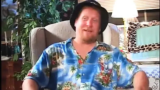 Lustvolles blondes schätzchen nimmt von älterem mann auf dem sofa hardcore-hämmern