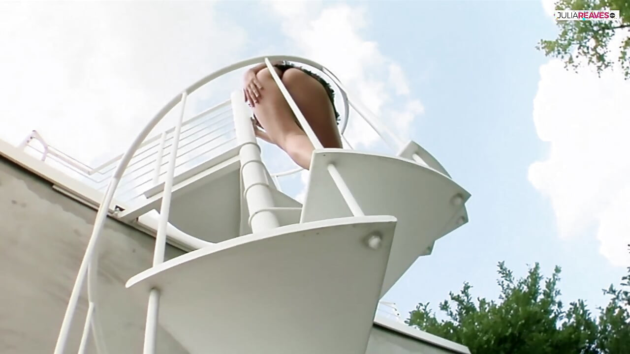 Napalona dziewczyna jedzie ogromnego kutasa w dupie do wytrysku w ustach