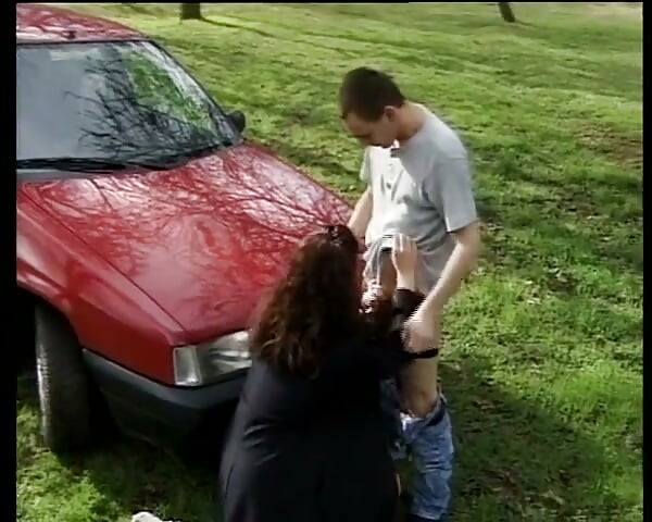 Adolescente Amadora Fofa da Alemanha a Chupar Pila no Parque