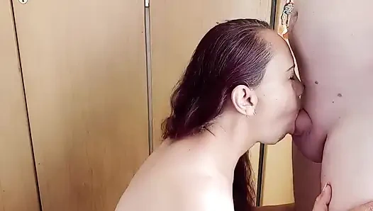 Döl fahişesi gırtlağına kadar almayı ve döl yemeyi seviyor