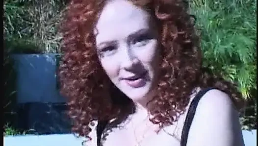 Reife blonde MILF tränkt glas mit goldenem bach im freien