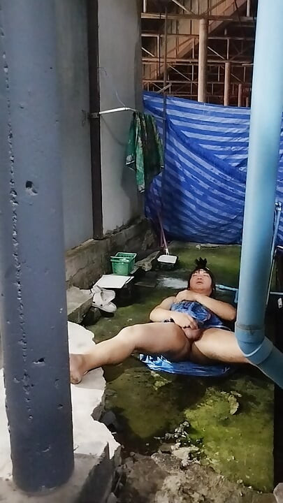 FN125 Taking a shower right where eyes used to wander.