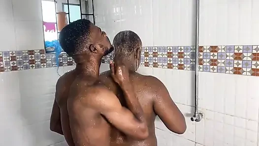Meine freundin mit dicken möpsen in der badewanne mit mir
