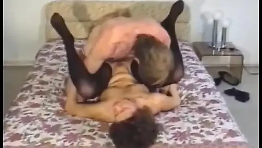 Cewek sange nyepong kontol sampai tenggorokan sebelum dientot
