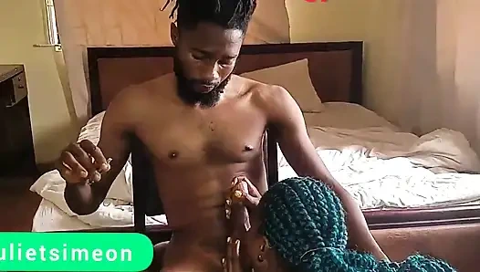 Aku nggak suka banget dientot di kursi, jadi aku minta dia ngentot aku di ranjang dan ngentot aku habis-habisan.