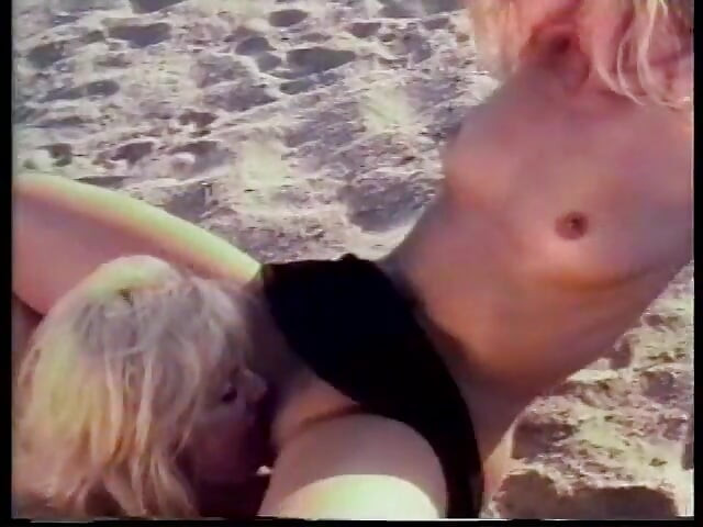 Blonde lesben-liebhaber lecken sich am sandstrand - Retro-video - Kein audio, aber musik