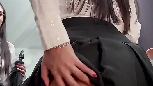 Üniversiteli üniformalı kız mastürbasyon yapıyor