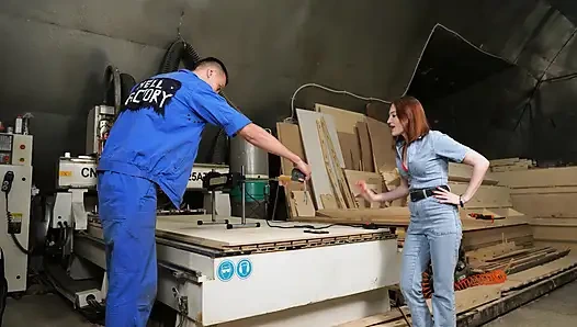 Развлечение на фабрике: двойное проникновение с машиной для траха