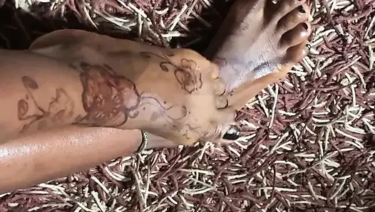 Ateşli zenci bebek ayak masajı bölümü