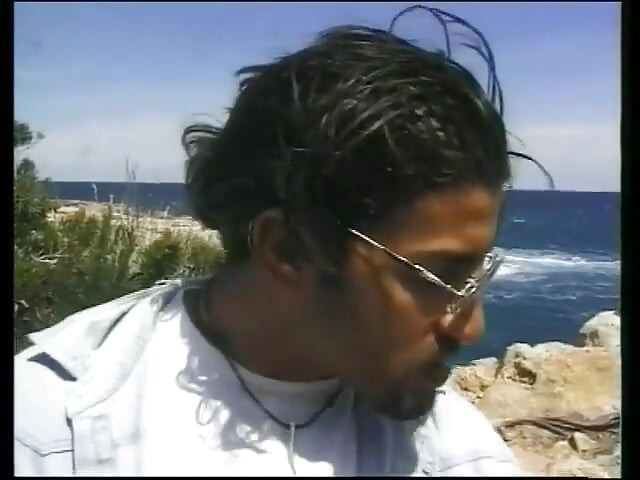 Dos Amigas Están De Vacaciones En Ibiza Y Se Follan a Chicas Calientes.