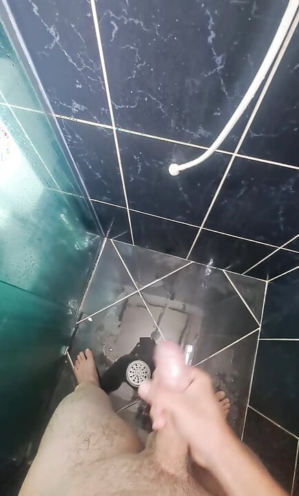 Handjob im badezimmer sehr reich und lecker