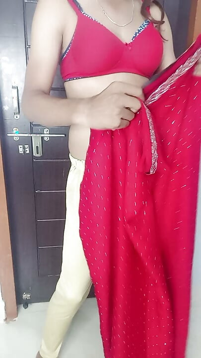 Beau-mère indienne séduit beau-fils en portant un sari rouge devant lui en l'enlevant