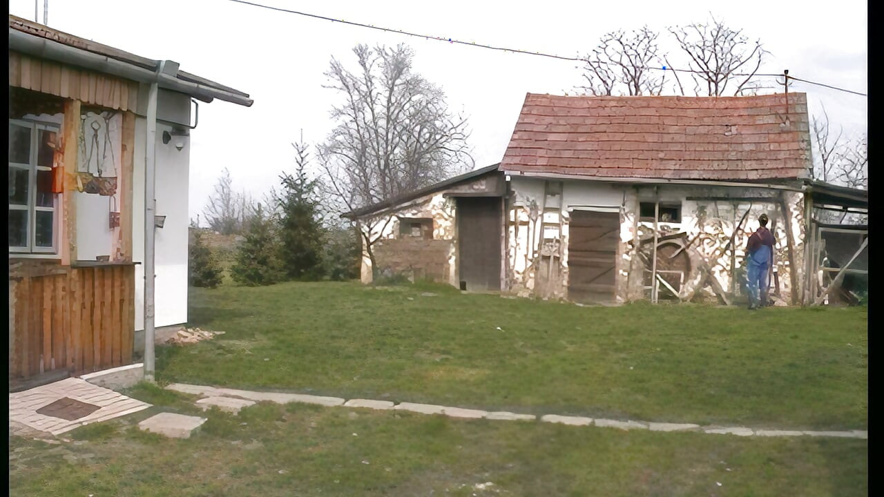 GILF w niebieskim szlafroku bierze kutasa głęboko na zewnątrz