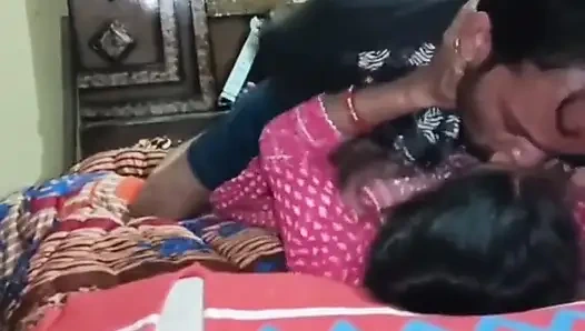 Indisches jungfräuliches mädchen von freund hart geritten