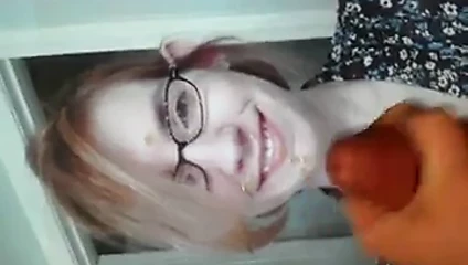 Bir milf'in yüzündeki yüz haraç
