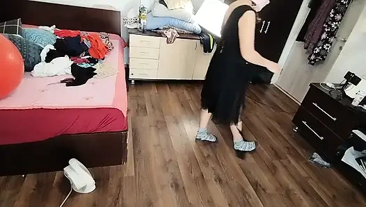 Wanita amatir bersenang-senang mencoba pakaian dan memotongnya.