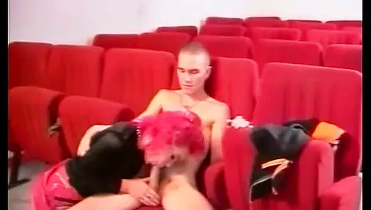 Renkli saçlı seksi genç kız sikiliyor ve oynuyor