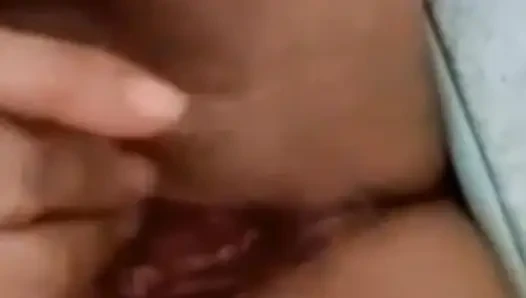 Cewek ini lagi asik muasin memek sempitku sendirian