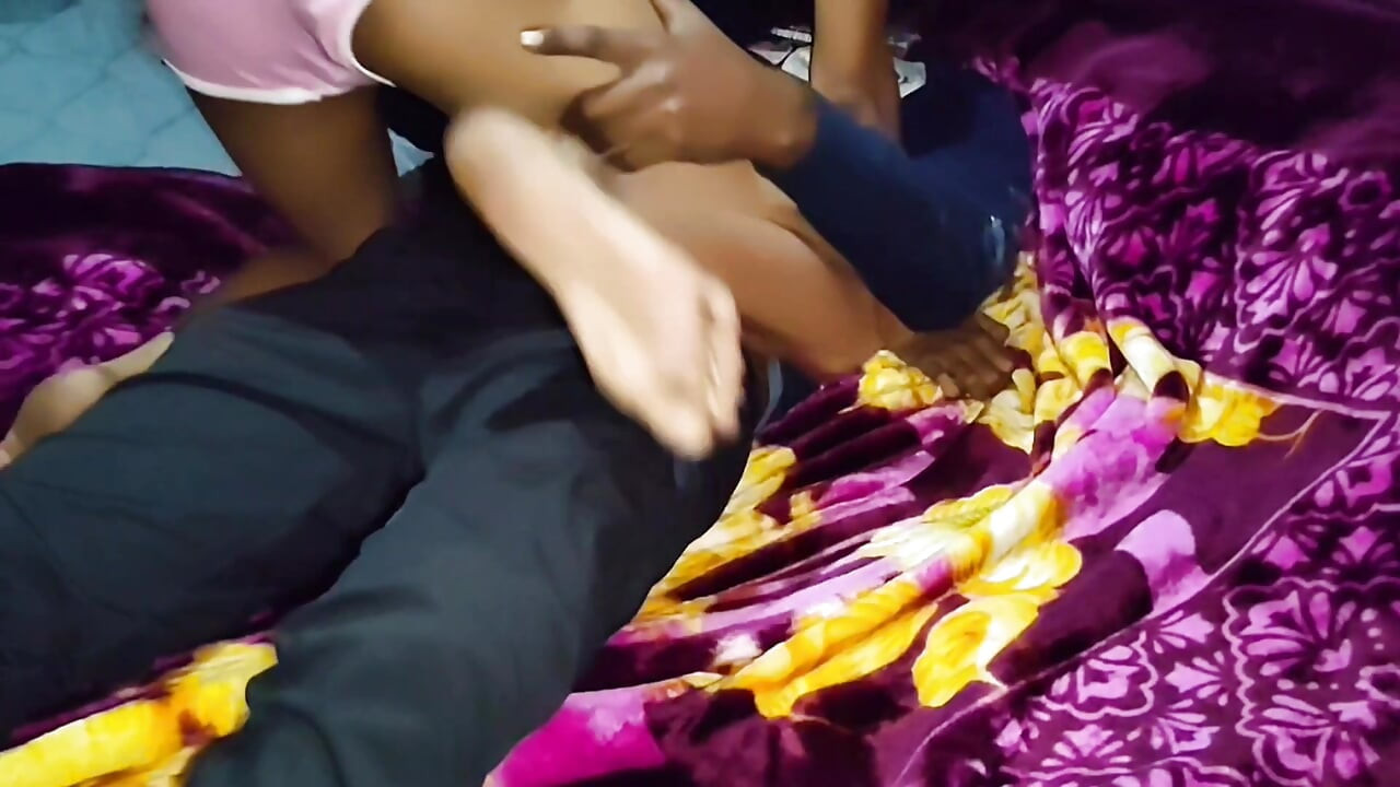 シヴァニのきつい膣は古い家で犯された。