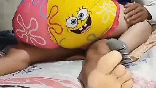 Üvey annemin fahişesi beni baştan çıkarıyor ve beni takip ediyor