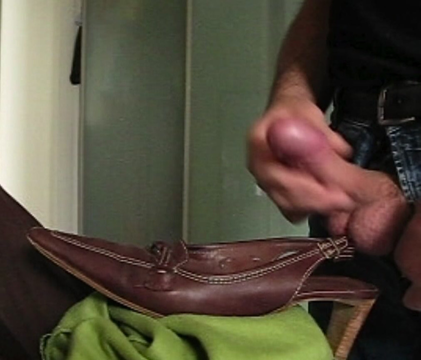 Cumshot ke sepatunya