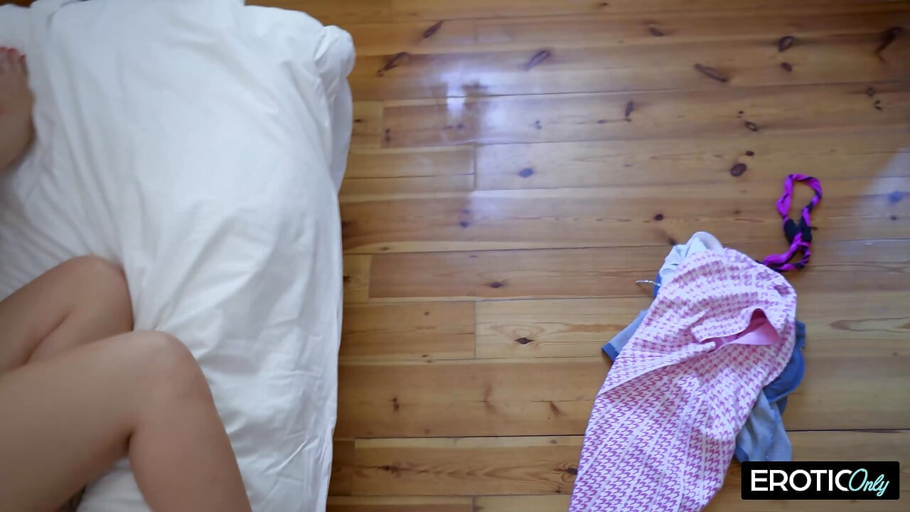 Nena alemana salvaje de 20 años con tatuajes de cabello rosa y piercings es follada duro por perra cazador