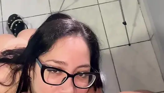 Zenci adam iki yaramaz beyaz kızı kılsız sikiyor