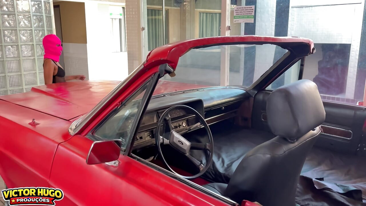Dona Aranha, em seu carro vermelho, enfiando seu pau gigante em uma buceta peluda no Motel New Garden 2026.