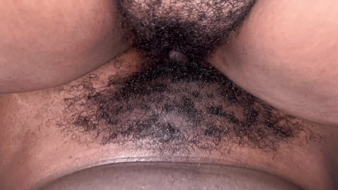 Assista me molhar com meu clitóris grande