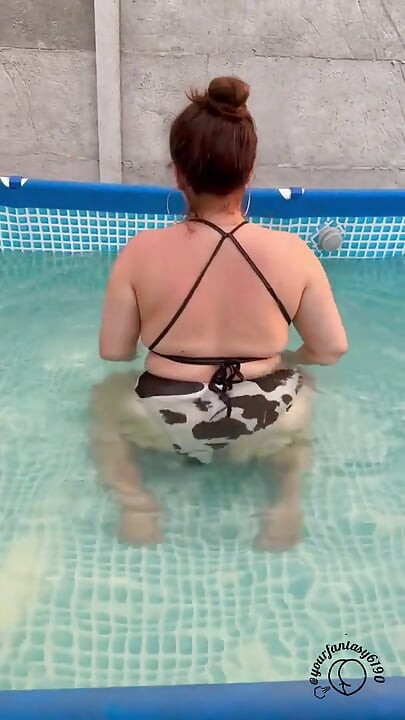Cowgirl Baddräkt pruttar i poolen utanför