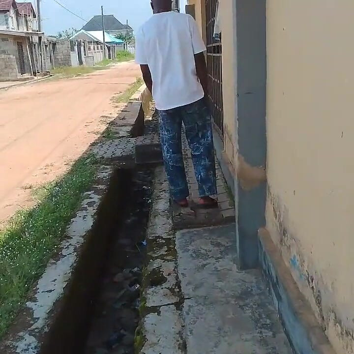 Jej były przyszedł ją odwiedzić, widząc ją nago i jego kutas wstał