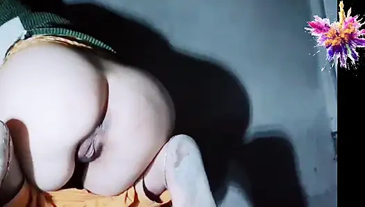 Hintli kız mastürbasyon yapıyor ve tutkuyla otomatik olarak işeniyor