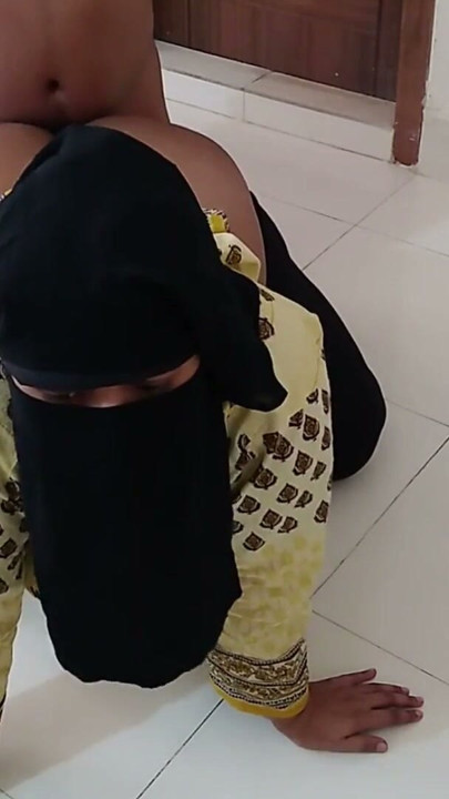 Hintli desi büyük götlü seksi üvey anne temizlik odasında masanın altında sıkışıyor. Sonra üvey oğul onu götten sikiyor ve boşalıyor | Klip 2