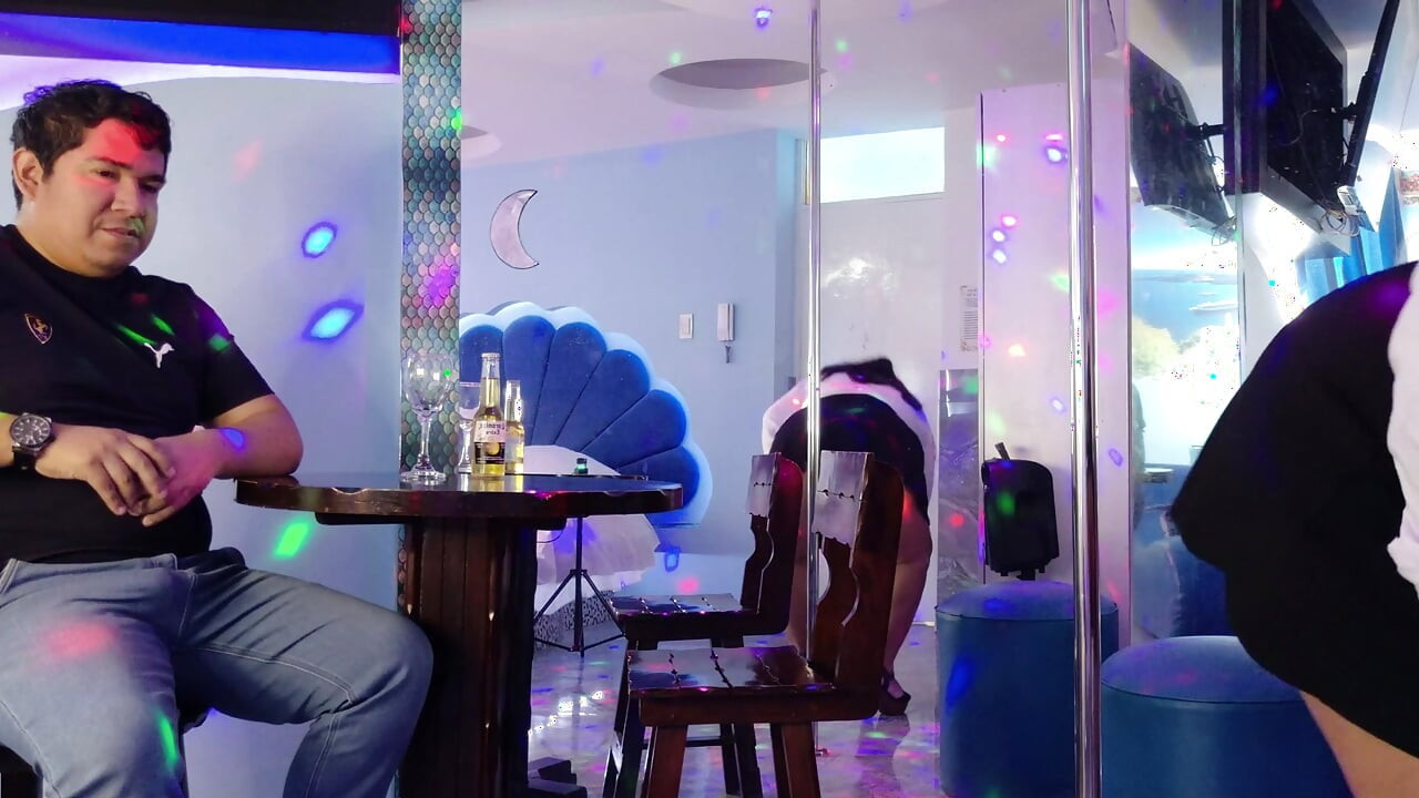 ナイトクラブのウェイトレスを誘惑して、チューブで私を踊らせ、そして彼女