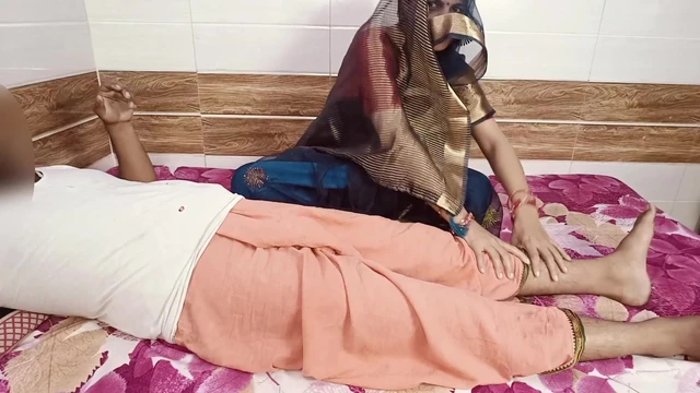 The father-in-law made his daughter-in-law suck his thick cock while pressing her leg and fucked her fiercely.