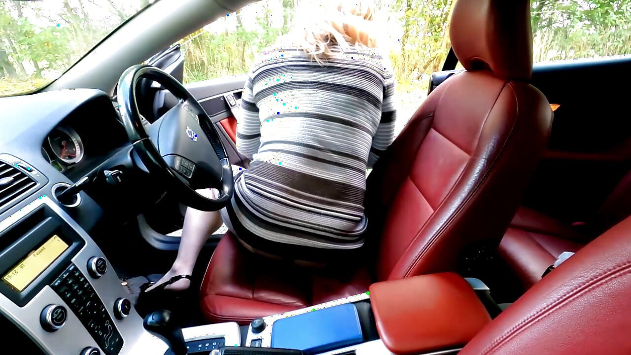 Crossdresser Kellycd2022 cu mașina de după-amiază