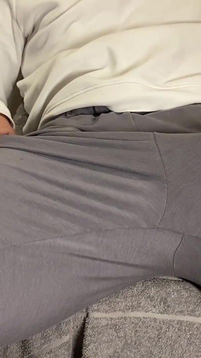 「パンツで巨大ハンズフリー中出し」からのスリル満点の瞬間