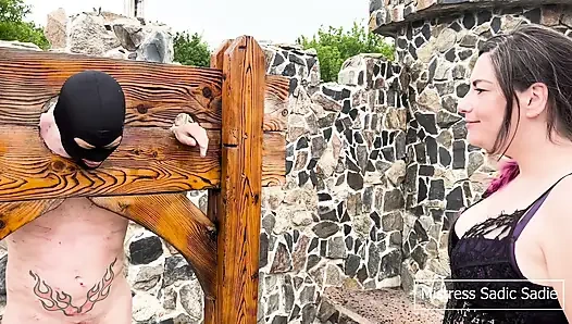 Игра с дыханием с двумя безжалостными доминами, пока он связан с позором