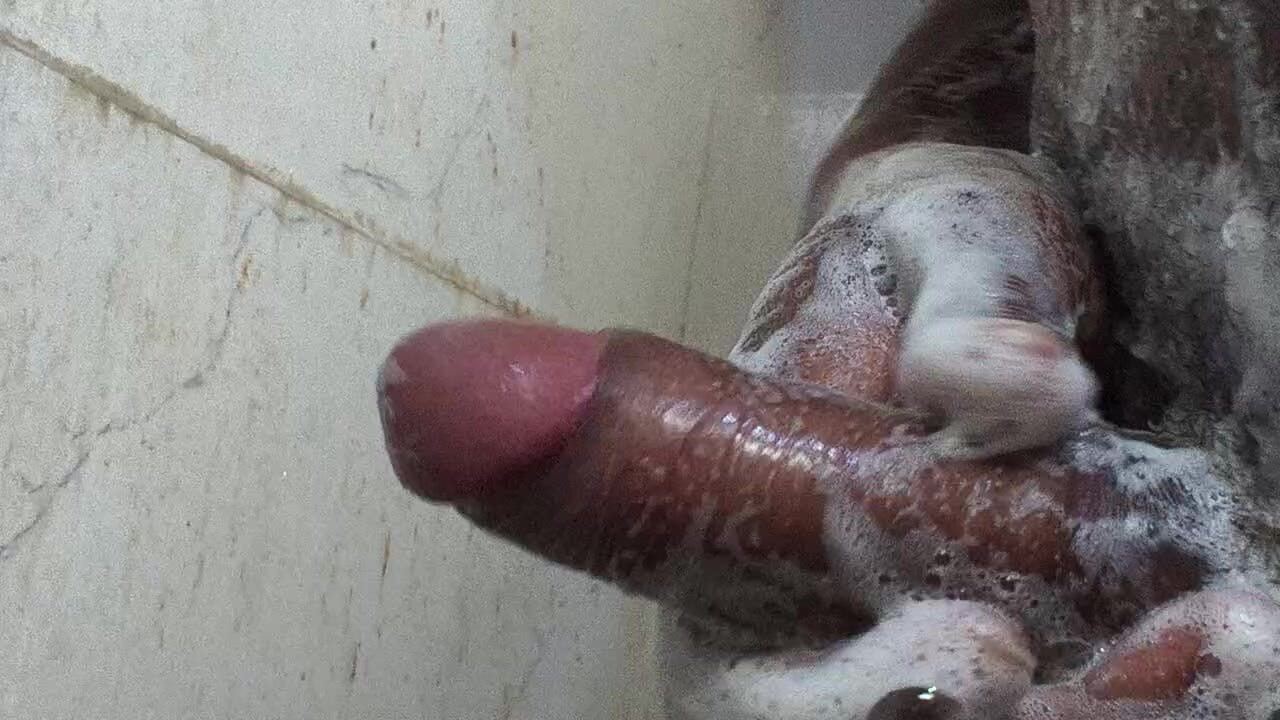 Nehamumy ki yad me bathrom me nahate huye lund ki malis