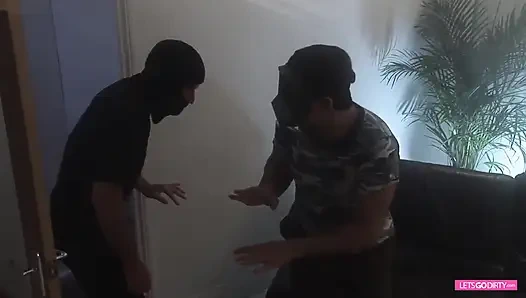 Atemberaubende schätzchen werden von ein paar geile typen gefickt