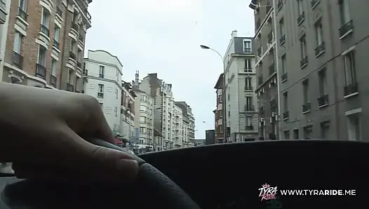 Blonde amateurin in stiefeln reitet und lutscht leidenschaftlich auf dem bett