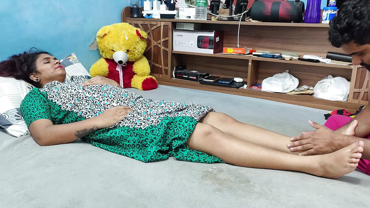 マラヤーリの妻が夫に足マッサージをする