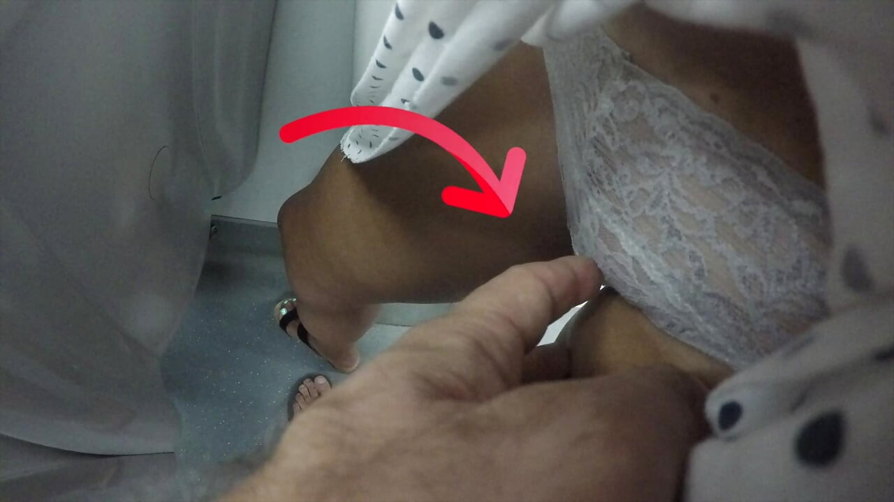 Fantasia louca! Acariciando no trem, estranho homem, levante a saia e toque minha buceta no metrô e gostei!