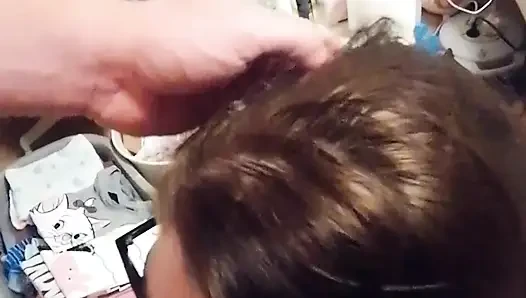 Gözlüklü genç kız sakso çekiyor